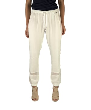 Pantalón largo.
Color Blanco
Cinturilla de goma elástica con cordón ajustable.  
Bajos con goma elástica ajustable. 
Placa metálica con el logo de la marca. en parte delantera.
Costuras vistas a tono.
 
Composición:  100% Lyocell

- Lavar máximo a 30ºC.
- Planchar a media temperatura. máx. 110ºC.
- Permite usar secadora.
- No usar lejía.
- No admite el  lavado en seco.