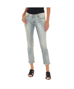 Long jeans. 
 Color Blue denim 
 Waist with belt loops. 
 Button and zip closure. on the front. 
 Two pockets and a mini pocket on the front. 
 Two open pockets on the back with the brand's name in metal. 
 Narrow cut hem. 
 Worn effect. 
 Stretch fabric. 
 Matching seams. 

 Composition: 
 - 91% Cotton - 8% Polyester - 1% Elastane. 

 Washing instructions: 
 - Wash maximum at 40ºC. 
 - Iron at medium temperature. max. 110ºC. 
 - Lets you use a dryer. 
 - Do not use bleach. 
 - Does not support dry cleaning. 

 Composition: 91% Cotton, 8% Polyester, 1% Elastane
 Care:
- Wash maximum at 40ºC.
 - Iron at medium temperature. max. 110ºC.
 - Allows you to use a dryer.
 - Do not use bleach.
 - Does not support dry cleaning.