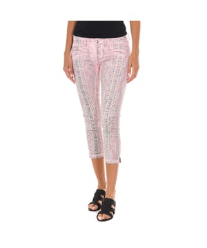 Pantalón pirata tejano.
Color Rosa-animal print
Cintura con trabillas para el cinturón.
Cierre de botón y cremallera en el frontal.  
Dos bolsillos falsos en la parte delantera .
Dos bolsillos abiertos en la parte trasera. con el logo de la marca en metálico.
Bajos con corte estrecho.
Tejido elástico.
Costuras vistas a tono.
 
Composición:  98% Algodón, 2% Elastano

- Lavar máximo a 40ºC.
- Planchar a media temperatura. máx. 110ºC.
- Permite usar secadora.
- No usar lejía.
- No admite el  lavado en seco.