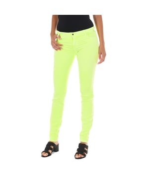 Pantalón tejano largo.
Color Amarillo fluor
Cintura con trabillas para el cinturón.
Cierre de botón  y cremallera. en el frontal.  
Dos bolsillos falsos en el frontal.
Dos bolsillos abiertos en la parte trasera. con el logo de la marca en metálico.
Tejido elástico.
Bajos con corte estrecho. 
Costuras vistas a tono.
 
Composición:  70% Algodón, 27% Poliéster, 3% Elastano

- Lavar máximo a 40ºC.
- Planchar a media temperatura. máx. 110ºC.
- Permite usar secadora.
- No usar lejía.
- No admite el  lavado en seco.
