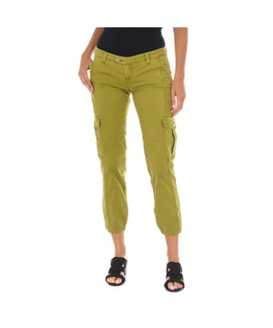 Long pants. 
 Green color 
 Belt loops. 
 Button and zip closure on the front. 
 Two pockets on the front. 
 Two button-closure pockets on the back. 
 Two pockets with button closure on the sides. 
 Narrow cut hem and elastic rubber. 
 Matching seams. 

 Composition: 
 - 98% Cotton - 2% Elastane. 

 Washing instructions: 
 - Wash maximum at 40ºC. 
 - Iron at medium temperature. max. 110ºC. 
 - Lets you use a dryer. 
 - Do not use bleach. 
 - Does not support dry cleaning. 

 Composition: 98% Cotton, 2% Elastane
 Care:
- Wash maximum at 40ºC.
 - Iron at medium temperature. max. 110ºC.
 - Allows you to use a dryer.
 - Do not use bleach.
 - Does not support dry cleaning.
