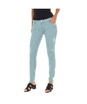 Pantalón largo.
Color Verde-azul
Cintura con trabillas.
Cierre de botón y cremallera en el frontal.  
Dos bolsillos en la parte delantera .
Dos bolsillos abiertos en la parte trasera.
Bajos con corte estrecho. 
Tejido elástico.
Costuras vistas a tono.
 
Composición:  98% Algodón, 2% Elastano

- Lavar máximo a 40ºC.
- Planchar a media temperatura. máx. 110ºC.
- Permite usar secadora.
- No usar lejía.
- No admite el  lavado en seco.
