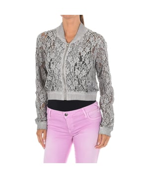 Chaqueta de manga larga.
Color Gris
Cierre de cremallera en el frontal. 
Cinturilla ajustable con goma.
Tejido de Puntilla y rejilla.
Efecto transparente.
Costuras vistas a tono.

Composición:  65% Algodón, 35% Poliamida

- Lavar máximo a 30ºC.
- Planchar a media temperatura. máx. 110ºC.
- Permite usar secadora.
- No usar lejía.
- No admite el  lavado en seco.