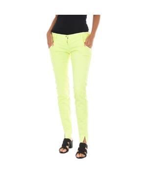 Pantalón tejano largo.
Color Amarillo fluor
Cintura con trabillas para el cinturón.
Cierre de botón  y cremallera. en el frontal.  
Dos bolsillos abiertos en el frontal.
Dos bolsillos abiertos en la parte trasera. con el nombre de la marca en metálico.
Efecto cosido.
Bajos con corte estrecho. 
Costuras vistas a tono.
 
Composición:   98% Algodón - 2% Elastano

- Lavar máximo a 40ºC.
- Planchar a media temperatura. máx. 110ºC.
- Permite usar secadora.
- No usar lejía.
- No admite el  lavado en seco.