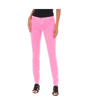 Pantalón tejano largo.
Color Rosa fluor
Cintura con trabillas para el cinturón.
Cierre de botón  y cremallera. en el frontal.  
Dos bolsillos falsos en el frontal.
Dos bolsillos abiertos en la parte trasera. con el logo de la marca en metálico.
Tejido elástico.
Bajos con corte estrecho. 
Costuras vistas a tono.
 
Composición:  70% Algodón, 27% Poliéster, 3% Elastano

- Lavar máximo a 40ºC.
- Planchar a media temperatura. máx. 110ºC.
- Permite usar secadora.
- No usar lejía.
- No admite el  lavado en seco.