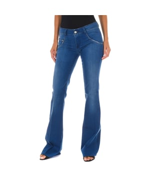 Long jeans. 
 Color blue 
 Waist with belt loops. 
 Button and zip closure on the front. 
 Two pockets and mini pocket on the front. 
 Two pockets on the back. 
 Flared cut hem. 
 Worn effect. 
 Stretch fabric. 
 Matching seams. 

 Composition: 
 - 84% Cotton - 14% Polyester -2% Elastane. 

 Washing instructions: 
 - Wash maximum at 40ºC. 
 - Iron at medium temperature. max. 110ºC. 
 - Lets you use a dryer. 
 - Do not use bleach. 
 - Does not support dry cleaning. 

 Composition: 84% Cotton, 14% Polyester, 2% Elastane
 Care:
- Wash maximum at 40ºC.
 - Iron at medium temperature. max. 110ºC.
 - Allows you to use a dryer.
 - Do not use bleach.
 - Does not support dry cleaning.