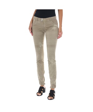 Pantalón tejano largo.
Color Beige
Cintura con trabillas para el cinturón.
Cierre de botón y cremallera en el frontal.  
Dos  mini bolsillo en la parte delantera .
Dos bolsillos falsos en la parte trasera.
Bajos con corte estrecho.
Tejido elástico.
Costuras vistas a tono.
 
Composición:
- 98% Algodón - 2% Elastano.

Instrucciones de lavado:
- Lavar máximo a 40ºC.
- Planchar a media temperatura. máx. 110ºC.
- Permite usar secadora.
- No usar lejía.
- No admite el  lavado en seco.