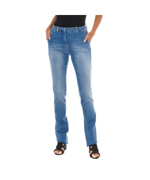 Long jeans. 
 Color Blue denim 
 Waist with belt loops. with metallic detail. 
 Button and zip closure. on the front. 
 Two pockets on the sides. 
 Two fake pockets on the back. 
 Brand name patch on the back of the waistband. 
 Worn effect. 
 Straight cut hems. 
 Stretch fabric. 
 Matching seams. 

 Composition: 
 - 98% Cotton- 2% Elastane. 

 Washing instructions: 
 - Wash maximum at 40ºC. 
 - Iron at medium temperature. max. 110ºC. 
 - Lets you use a dryer. 
 - Do not use bleach. 
 - Does not support dry cleaning. 

 Composition: 98% Cotton- 2% Elastane.
 Care:
- Wash maximum at 40ºC.
 - Iron at medium temperature. max. 110ºC.
 - Allows you to use a dryer.
 - Do not use bleach.
 - Does not support dry cleaning.