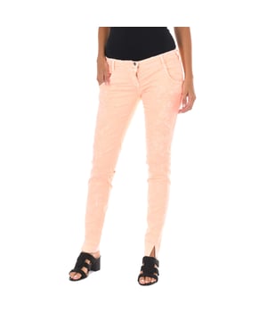 Pantalón tejano largo.
Color Rosa
Cintura con trabillas para el cinturón.
Cierre de botón  y cremallera. en el frontal.  
Dos bolsillos abiertos en el frontal.
Dos bolsillos abiertos en la parte trasera. con el nombre de la marca en metálico.
Efecto cosido.
Bajos con corte estrecho. 
Costuras vistas a tono.
 
Composición:   98% Algodón - 2% Elastano

- Lavar máximo a 40ºC.
- Planchar a media temperatura. máx. 110ºC.
- Permite usar secadora.
- No usar lejía.
- No admite el  lavado en seco.
