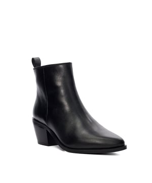 Embrace this season's Western trend with our Papz boots. Featuring a kickback heel and a rear pull tab this pointed silhouette has been designed to complement skirts, dresses and trousers.