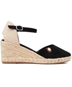 Zapato Refresh de tiras cruzadas en color negro para mujer, fabricado en sintético y suela de goma y cuerda. Incluye: altura del tacón de 7 cm, cierre de hebilla, plantilla de espuma viscoelástica y marca refrescante.