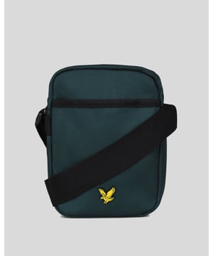 Houd je dagelijkse benodigdheden binnen handbereik met onze praktische crossbodytas. Het compacte ontwerp biedt voldoende ruimte voor je portemonnee, telefoon en sleutels en het ritsvak aan de voorkant is de perfecte plek voor je OV-chipkaart. De verstelbare schouderband kun je naar wens dragen. - Ritssluiting aan de bovenkant - Verstelbare schouderband - Voorvak met ritssluiting - Samenstelling: 100% polyester