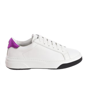 Zapatos deportivos Dsquared2.  
Zapatos deportivos de corte bajo, ideales para el uso diario.  
Tejido cómodo y transpirable.  
Nombre de la marca grabado en la lengüeta.  
Logo de la marca en la parte posterior.  
Ajustables con cordones.  
Composición: Exterior: Cuero; Interior: Cuero y textil; Suela: Sintética.  
Cuidado:  
No poner en la lavadora.  
Limpiar con un paño húmedo.  
No utilizar blanqueador.  
No usar secadora.