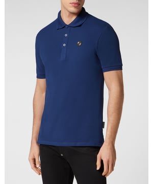 Un básico imprescindible: la camiseta polo de manga corta de piqué de algodón.  Piqué de algodón  El icónico estampado estilo gótico en la espalda  Hexágono PP en un parche de cuero saffiano cosido en el pecho izquierdo  Botones con logo  Cuello y puños de punto acanalado en forma de chevron   Dos aberturas laterales