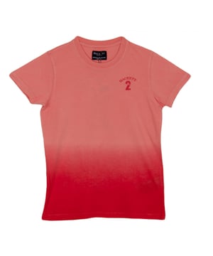 T-shirt.
 Ronde hals met geribde afwerking.
 Merkopdruk op de bovenzijde en op de rug.
 Naden in toon zichtbaar.
 Samenstelling: 100% katoen
 Onderhoud:
Wassen op max. 30ºC.
 - Geen bleekmiddel gebruiken.
 - Strijken op lage temperatuur.
 - Ondersteunt chemisch reinigen.
 - Geen droger gebruiken.