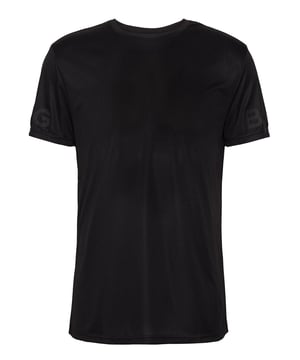 La camiseta de entrenamiento de manga corta Björn Borg Light para hombre es la elección perfecta para el día a día y te ayudará a mantenerte fresco cuando estés sudando en el gimnasio. Te encantará su material transpirable y el icónico logotipo en el brazo, que te da un toque extra de estilo para tu próximo entrenamiento. Se trata de una camiseta de entrenamiento minimalista confeccionada con un suave tejido 100% poliéster reciclado de alta calidad, lo que significa que no sólo es de alta calidad, sino también respetuosa con el medio ambiente, para que puedas sentirte bien con lo que llevas puesto y con lo que haces por el medio ambiente. El material también es de secado rápido para que usted no tiene que preocuparse por el sudor mientras se workout.This camiseta está hecha de: 100% poliéster (reciclado) y viene en 4 tamaños: Pequeña, Mediana, Grande y X-Grande. Vienen en 2 colores: Black or Cadmium Orange and are Machine Washable.Extra Product DetailsBjörn Borg Men's Light T-ShirtShort Sleeve LengthIdeal For EverydayGreat For Workouts & TrainingBreathable MaterialRegular Fit & Round NeckIconic Borg Logo On ArmQuick DryingComes In Black or Orange100% Recycled PolyesterEco FriendlyAvailable In: S, M, L & XLLavable a máquina