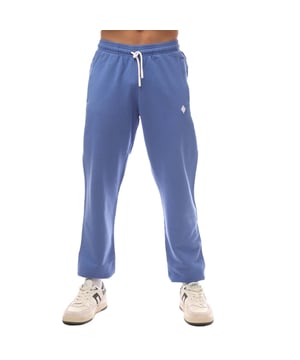 Heren Marcelo Burlon Cross Relaxed Sweatpants in blauw-wit.- Elastische tailleband.- Zijzakken met rits.- Achterzak.- Wit kruislogo op voorkant.- Elastische manchetten.- 100% Katoen.- Ref: CMCH0240014501