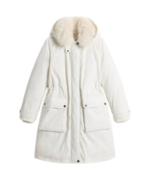 Dieser Damen-Parka vereint stilvolles Design mit funktionalen Details für die kalte Jahreszeit. Die normale Passform und der Taillentunnelzug betonen Ihre Figur und sorgen für eine individuelle Passform. Die abnehmbare Kapuze mit Tunnelzug bietet vielseitigen Schutz vor Wind und Wetter. Ein Zwei-Wege-Reißverschluss mit Windschutzleiste und Druckknopfverschluss garantiert zuverlässigen Schutz vor Kälte. Der Kragen mit abnehmbarem Echtfellbesatz lässt sich dank einer Lasche und Druckknopf zum Stehkragen hochklappen, was zusätzliche Wärme bietet. Praktische Pattentaschen mit Druckknöpfen und Innentaschen mit Logoverschluss bieten ausreichend Platz für Ihre Essentials. Gerippte Innenbündchen und verstellbare Manschetten mit Lasche und Druckknöpfen halten die Kälte effektiv draußen. Das warm gefütterte, wasser- und windbeständige Material sorgt für optimalen Tragekomfort auch bei widrigen Wetterbedingungen. Hergestellt aus hochwertigen Materialien, begleitet dieser Parka Sie stilvoll und komfortabel durch den Winter. Ein unverzichtbares Kleidungsstück, das Funktionalität und Eleganz perfekt verbindet.