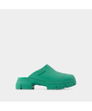 Coup de coeur pour ce modèle inédit qui reprend les codes de la traditionnelle mule, revisitée en version fashion et contemporaine et montée sur une épaisse semelle chunky. Notre tips mode ? Les porter avec un blazer noir pour trancher avec son côté sophistiqué. Coloris : Vert - Kelly Green. Matière principale: cuir de veau lisse. Matière semelle: caoutchouc. Fermeture: s'enfilent simplement. Forme du bout: rond. Chaussant: fidèle à la taille - Sizing: Européen.