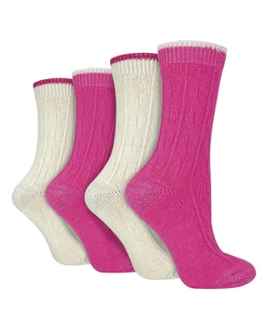 Estos calcetines Wildfeet Cashmere para mujer son los calcetines del lujo y la comodidad. Fabricados con una mezcla de lana natural, viscosa y cachemira, están diseñados para proporcionar calidez y comodidad durante todo el día, tanto si estás haciendo recados como relajándote en casa. Estos calcetines ofrecen el equilibrio perfecto entre lujo y funcionalidad con una mezcla de lana, viscosa y cachemira. El material suave y cómodo proporciona calor y aislamiento para mantener los pies acogedores cuando hace frío, a la vez que es transpirable y evacua la humedad. La combinación de fibras hace que estos calcetines sean más duraderos, garantizando un uso prolongado, mientras que la pernera acanalada aumenta la comodidad. La longitud de la tripulación y el grosor de calibre medio los convierten en una buena opción para cualquier calzado de ocio o botas, añadiendo un toque de comodidad a cualquier atuendo. Estos 4 pares de calcetines Wildfeet Cashmere vienen en 2 cajas de regalo y envueltos de forma atractiva con un lazo de cinta de raso, lo que los hace ideales para regalar a amigos o familiares. ¿Tal vez incluso un regalo de Navidad de última hora o para rellenar calcetines? Wild Feet es una gama de calcetines con diseños chulos, colores atrevidos y eslóganes extravagantes: ¡desde carlinos y pingüinos hasta leones y llamas! Elige entre una amplia gama de estilos para hombre y mujer, desde calcetines de vestir a calcetines deportivos. Incluso hay algunos estilos deportivos. Hay 14 colores para elegir. Vienen en talla única para señora 4-8 UK, están hechos de 37% lana, 27% viscosa, 24% poliamida, 11% cachemira, 1% elastán y son lavables a máquina.