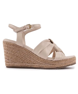 Die High Wedge Carda Sandaletten von Ted Baker sind ein Sommerklassiker, der Ihre Looks perfekt ergänzt. Die fabelhafte Lederriemchensandale hat einen hübschen Knöchelriemen mit einer verstellbaren Metallschnalle, einen Keilabsatz im Espadrille-Stil und ein Plateau.