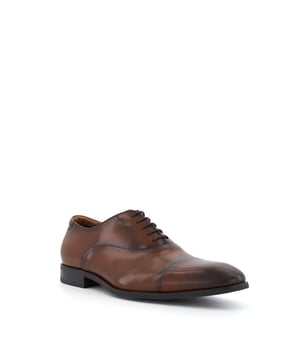 Formal settings call for our Secrecy pair, designed in soft, matte leather. This sophisticated style has a slim silhouette and laces up to fasten. Ideal for the office or special events.