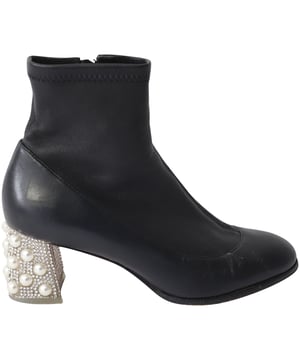 VINTAGE, RRP AS NEW
Sophia Webster lends a statement look to a classic pair of ankle boots with this pair. These ones are crafted using black leather, lined with leather, and styled with heavy embellishments on the block heels. The boots are incredibly stylish.

Sophia Webster Embellished Heel ankle Boots in Black Leather
Material: Leather
Color: Black
Size: EU35/US5/UK2
Condition: very good
Sign of wear: moderate wear on soles, light creases on vamps, few white marks on right shoe
SKU: 153065