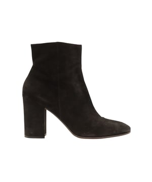 VINTAGE, RRP AS NEW
Crafted from soft suede, this Gianvito Rossi ankle booties features a round-toe standing on a block heel. The fit, that gently embraces the ankle, is enhanced by the metal zipper placed on the side for an easy wear. Handmade in Italy these boots are perfect to wear with flowing skirts to show case these booties.  
Gianvito Rossi Ankle Booties in Black Suede 
Condition: very good
Sign of wear: Few visible lint marks, removable with lint roller and wear on the soles
Material: Suede
Color: black
Size: EU41/US10
SKU: 237538