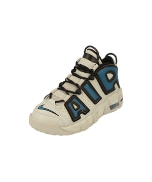 Bovenwerk van textiel en andere materialen, voering van textiel en zool van andere materialen, Nike White Activewear, basketbalschoenen, bovenwerk van mesh met panelen voor ademend vermogen, vetersluiting, merkbadge aan de zijkant en voorkant van de schoen, Nike Kevin Durant Sixteen trainer,