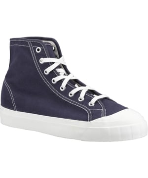De Superga Campionato verandert een kenmerkende basketbalstijl uit de jaren 70 in een veelzijdig modern ontwerp. Deze elegante trainer wordt gekenmerkt door een katoenen bovenwerk en een buitenzool van gevulkaniseerd natuurrubber.