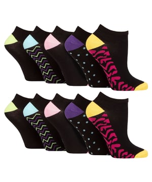 Cada par de estos calcetines Wildfeet Patterned Bamboo Trainer Socks presenta un estampado único y alegre que añade un toque de color a tus zapatos y zapatillas de deporte. Wildfeet es una mezcla de fibras de bambú supersuaves de primera calidad. Estos calcetines no sólo proporcionan una comodidad excepcional, sino que también cuentan con una excelente transpirabilidad, manteniendo los pies frescos y secos durante todo el día. Diseñados con talones y punteras reforzados, estos calcetines están hechos para soportar los rigores del uso diario y proporcionar una comodidad duradera. Pies Salvajes es una gama de calcetines con diseños originales, colores atrevidos y eslóganes extravagantes, desde carlinos y pingüinos hasta leones y llamas. Elige entre una amplia gama de estilos para hombre y mujer, desde calcetines de vestir a calcetines deportivos. Estos calcetines vienen en un pack de 10 pares y están disponibles en blanco o negro. Vienen en una talla: Damas 4-8 UK, están hechos de 67% Viscosa (de Bambú), 31% Poliéster, 2% Elastano y son lavables a máquina.