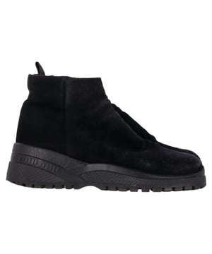 VINTAGE, UVP WIE NEU  
Umarmen Sie mühelose Eleganz mit den Miu Miu Ankle Boots mit Reißverschluss aus luxuriösem schwarzem Wildleder. Diese schicken Stiefel kombinieren Raffinesse mit einem modernen Touch und bieten ein schlankes, elegantes Design, das problemlos vom Tag zur Nacht übergeht. Das weiche Wildledermaterial bietet eine feine Textur, während die kräftigen Reißverschlussdetails in Silber einen Hauch von modernem Charme verleihen.

Miu Miu Ankle Boots mit Reißverschluss aus schwarzem Wildleder

Zustand: Sehr gut  
Gebrauchsspuren: Leichte Abnutzungen, leicht getragen, aber sehr gut gepflegt. Kleine Markierung an den Sohlen & Falten, leichte Kratzer an den Sohlen und Fersen.  
Verpackung: Staubbeutel  
Farbe: Schwarz  
Material: Wildleder | Wildleder  
Größe: IT | 35/UK2/US5  
Maße: Absatzhöhe: 60; Innensohlenlänge: 280  
SKU: TONPUGBSH444356W  