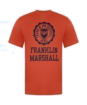 La Franklin and Marshall Logo Kids Orange T-Shirt es una prenda moderna y cómoda diseñada para los más jóvenes, con el conocido logotipo de la popular marca de ropa Franklin and Marshall. Exploremos las principales características de esta elegante camiseta para niños:

Características principales:

 Color naranja vibrante: La camiseta luce un tono naranja vivo y brillante, que atrae el sentido del estilo de los niños y añade un toque de color a su vestuario.

Tejido de primera calidad: Fabricada con materiales de alta calidad, la camiseta garantiza un tacto suave y agradable sobre la piel del niño, asegurando su comodidad durante todo el día.

Logotipo icónico de Franklin and Marshall: La camiseta luce con orgullo el distintivo logotipo de Franklin and Marshall, que muestra la identidad de la marca y su reputación de vanguardia de la moda.

Cuello redondo: La camiseta presenta un diseño clásico de cuello redondo, que ofrece un ajuste cómodo y atemporal.

Mangas cortas: Con mangas cortas, esta camiseta es perfecta para el clima cálido o como una versátil pieza de estratificación en los meses más fríos.

Corte relajado: La camiseta ofrece un ajuste relajado, proporcionando libertad de movimiento a los niños activos durante el juego y las actividades diarias.

Construcción duradera: La camiseta está diseñada para soportar el desgaste de las aventuras de los niños, garantizando un rendimiento duradero.

Fácil de cuidar: La camiseta es fácil de cuidar y admite lavados frecuentes, lo que la hace cómoda para los padres.

Estilo versátil: La camiseta Franklin and Marshall Logo Kids Orange se puede combinar con varias prendas inferiores, desde pantalones cortos y vaqueros hasta leggings, creando múltiples conjuntos elegantes y cómodos.

Adecuada para ocasiones informales: Ya sea para jugar, salir con la familia o para eventos informales, esta camiseta es una opción perfecta para los niños que quieren expresar su estilo sin esfuerzo.