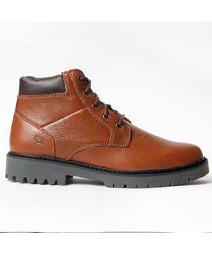 Garantía Purapiel, 10 años de garantía. Bota para hombre. Fabricado en cuero 100% natural libre de Cromo VI. Materiales de máxima calidad. Suela de goma antideslizante. Membrana Waterproof. Plantilla acolchada. Fabricado por otras marca para nuestra marca. Medidas aproximadas: 12 cm alto de caña y 10 cm ancho de caña.