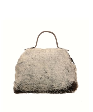 Damenhandtasche mit Reißverschluss. eine mit Reißverschluss-Innentaschen. eine Rückseite mit Reißverschluss-Außentaschen. verstellbarer und abnehmbarer Schultergurt aus Leder. Ledergriff. zwei Innenfächer. Außenmaterial. Gefüttert mit 70 % Baumwolle, innen 30 % Polyester. Maße: 33x28x12 cm. Hergestellt in Italien