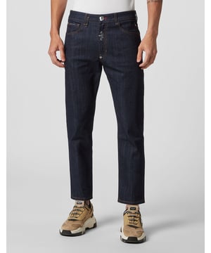 Voor uw outfit adviseren wij deze denim 5 pocketbroek met de iconische PP Hexagon.                                                                Net gewassen denim   Label met logo op de gulp   Enkele metalen knoop in de tailleband   PP Hexagon op een saffiaanleren badge genaaid op de rechterachterzak   Pasvorm: Detroit