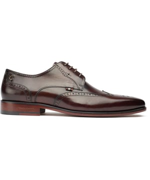 Los zapatos Simon Carter Beagle Brogues presentan una combinación perfecta de sofisticación elegante y atemporal con detalles cautivadores y atrevidos. Estos zapatos pulidos redefinen el estilo elegante con sus acentos únicos. Fabricados con cuero de primera calidad y exclusivos de SOLE, los zapatos Simon Carter rezuman personalidad y singularidad con su diseño elegante y vanguardista. Ya sea para vestirse para una reunión, para salir por la noche o para agregar un toque elegante a su atuendo diario, este básico británico por excelencia de Simon Carter le garantiza una declaración distintiva de estilo, diseño y personalidad.