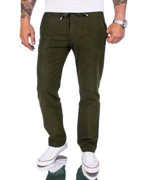 Wenn Sie nach stylischen Beinkleidern suchen, dann sind Sie bei Rock Creek an der richtigen Adresse. Die Marke bietet eine Vielzahl an modischen Herren Hosen an. Wählen Sie zwischen lässigen, eleganten und extravaganten Modellen und finden Sie die ideale Hose für Ihren Stil. Die verschiedenen Modelle begeistern mit einer hohen Materialqualität, einer hervorragenden Verarbeitung und einem angenehmen Tragegefühl. Außerdem präsentieren sie sich mit trendstarken Designs. Mit dem Modell RC-2152 erhalten Sie, die Ideale Sommer Hose. Die Leinen-Optik Hose, besteht aus einer Leinen-Baumwollmischung und hat somit einen kühlenden Effekt, gleichzeitig wir deine Beine vor der prallen Sonne super geschützt