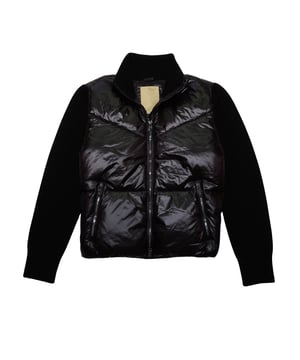 Dit gewatteerde damesjack combineert stijlvolle elegantie met praktisch comfort. De normale pasvorm zorgt voor een flatterend silhouet, terwijl de gebreide mouwen en kraag een modern en knus accent toevoegen. De hoogsluitende kraag biedt optimale bescherming tegen kou en wind. Een tweewegritssluiting zorgt voor flexibiliteit en bewegingsvrijheid. De zijzakken met ritssluiting bieden veilige opbergruimte voor kleine benodigdheden. Met een warme voering houdt de jas je zelfs op koude dagen behaaglijk warm. Een ingenaaid label aan de zijkant geeft de jas een subtiel merkaccent. De hoogwaardige afwerking garandeert duurzaamheid en een hoog draagcomfort. Dit jack is perfect om elke dag te dragen, kan op verschillende manieren worden gecombineerd en is een must-have voor het koele seizoen.