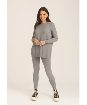 Diese khakifarbenen Soft-Touch-Leggings sind ein Grundnahrungsmittel für den Herbst/Winter und lassen sich perfekt mit übergroßen Kapuzenpullis, Grobstrick und grafischen T-Shirts kombinieren.- Hoher Bund- Gebürstete Baumwolle- Schmale Passform