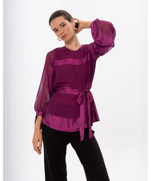 La Blusa Buganvilla Carolina es la elección perfecta para añadir un toque de elegancia a tu armario de otoño. Con su diseño de rayas y cinturón ajustable, esta blusa ofrece un estilo sofisticado y cómodo. Ideal para combinar con pantalones negros y accesorios dorados para un look refinado y moderno.
 
 
 
 Blusa con cuello redondo.
 
 Manga abullonada.
 
 Tejido con textura de rayas satinadas.