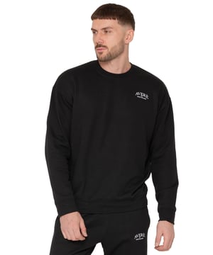 El suéter oversized para hombre Averè de Enzo Milano presenta un ajuste relajado y casual, perfecto tanto para descansar como para el uso diario. El frente muestra un discreto logotipo de Averè en el pecho. El suéter tiene mangas largas y un cuello redondo acanalado con puños acanalados, lo que le da una silueta limpia y clásica. La tela suave y el forro de felpa garantizan comodidad, mientras que el corte de hombro caído mejora el aspecto oversized. La parte trasera permanece lisa, manteniendo un estilo simple y elegante. Ideal para combinar con pantalones de chándal o jeans para un atuendo relajado.