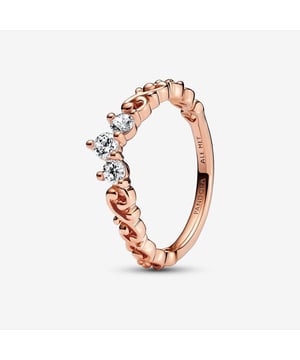 Dieser aufwendige Ring für Frauen von Pandora ist das perfekte Geschenk, um sich selbst oder einen geliebten Menschen zu verwöhnen. Der Ring besteht aus vergoldetem Metall in Rosé und hat die Größe 56, wiegt gram und hat eine Breite von 0,26 cm an der breitesten Stelle. Der Pandora 'Regal Swirl Tiara' Damenring aus vergoldetem Metall - Rosé 182232C01 wird in einer wunderschönen Geschenkbox geliefert und hat eine zweijährige Garantie.