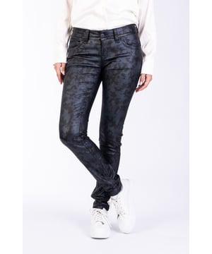 Skinny-Fit-Jeans im Five-Pocket-Style mit mittelhohem Bund. In gecoateter Leo-Optik. Reißverschluss und Knopf vorne.