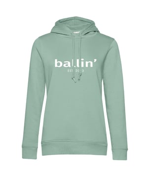 Dames hoodie van het merk Ballin Est. 2013. De hoodies van Ballin Est. 2013 zijn gemaakt van 80% biologisch katoen en 20% gerecycled polyester katoen, en hebben een normale pasvorm. Het zachte katoen zorgt voor een heerlijk draagcomfort.  Modelnaam: Wmn HoodieCategorie: dames hoodieMaterialen: biologisch katoen, gerecycled polyesterKleur: zachtgroen