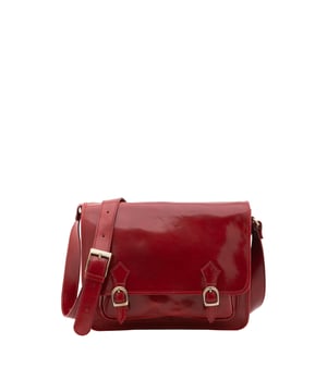 Bolso bandolera para mujer. El cierre es con imán. Los bolsillos internos son uno con cremallera y otro abierto. Los bolsillos externos son uno frontal con cremallera y otro trasero con cremallera. La bandolera es ajustable en piel. Falta el mango. Hay dos compartimentos internos. El material exterior es auténtica piel de vacuno. Internamente está forrado en algodón. Medidas: 35x27x14 cm. Hecho en Italia