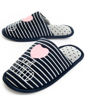 Zapatillas de casa para mujeres. Ajuste cómodo. Plantilla acolchada. Suela antideslizante. Costura reforzada. Fabricadas por otras marcas para nuestra marca.