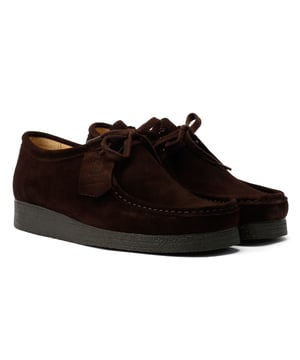 De suede schoenen van TOWER hebben een klassieke moccasin-geïnspireerde silhouet, met een sluiting met twee veterogen en een eenvoudige crepe rubberen zool. Het bovenwerk is gemaakt van een zachte suede met het TOWER-icoon dat trots over het zijpaneel is gedrukt, en een TOWER-gebrandmerkte swingtag.