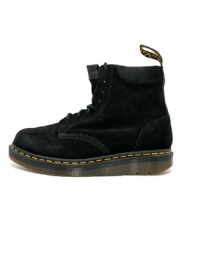 Color: Negro Especificaciones: Botas icónicas revisadas con una parte superior de ante de primera calidad con costuras amarillas clásicas y plantilla de espuma viscoelástica SoftWair para garantizar el mejor ajuste Parte superior: Ante Cordones: Cordones Tipo de suela: Ligeramente elevada en el talón