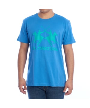 Camiseta de hombre manga corta de La Martina.

Una pieza esencial en el armario masculino, esta camiseta de manga corta para hombre destaca por su diseño versátil y confort excepcional. 

Detalles:

- Confeccionada en algodón suave y ligero, ideal para garantizar frescura y confort.
- Logo estampado al frente con temática de polo.
- Corte regular.
- Cuello redondo clásico y costuras reforzadas que aseguran durabilidad y resistencia.
- Perfecta para combinar con vaqueros o bermudas, ideal para looks casuales.

Esta camiseta manga corta de hombre de La Martina es la opción ideal para quienes buscan una prenda de algodón versátil que combine funcionalidad y un diseño clásico con un toque deportivo.
 Composición: 100% Algodón
 Cuidados:
- Lavar máximo a 30°C en ciclo delicado.
- No usar lejía ni blanqueadores.
- Planchar a baja temperatura, preferiblemente del revés.
- No usar secadora.